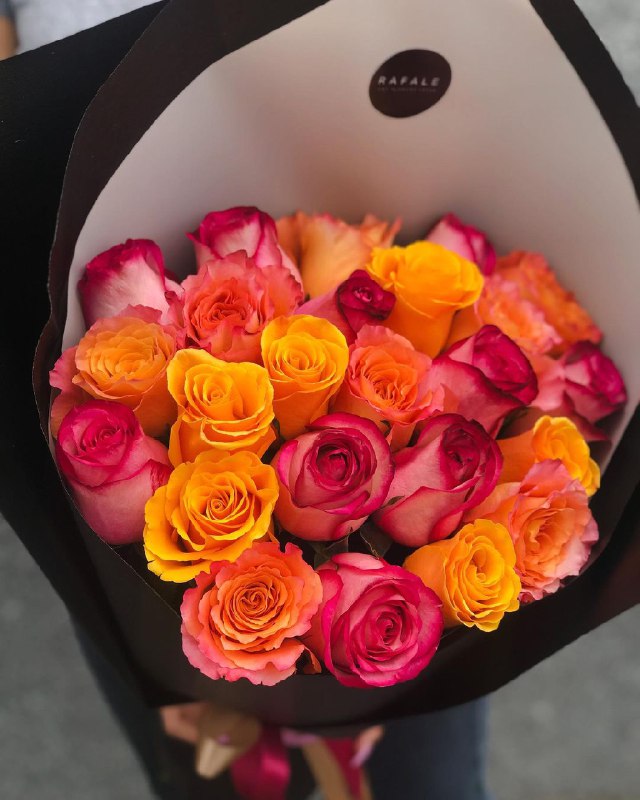 25 голландских сортовых роз в яркой цветовой гамме